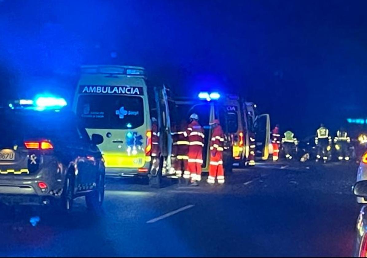 Lugar del accidente con los servicios de emergencia.