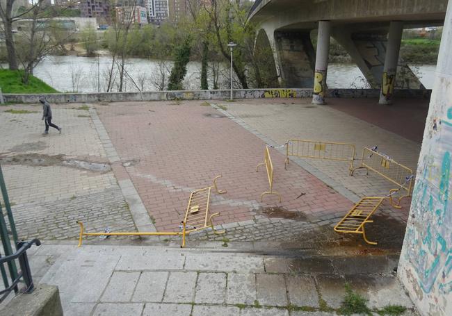 Estado de la escalinata, con la marca de humedad y óxido, del lado sur del tablero del puente de Juan de Austria.