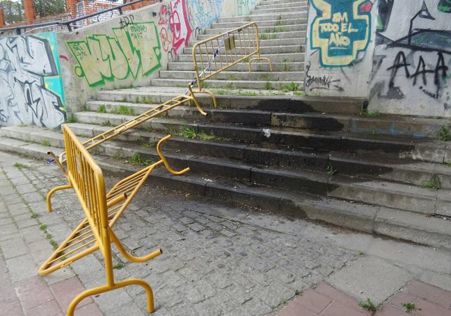 Vallas en la esquina del lateral sur de la parte inferior del puente de Juan de Austria, que muestra también el cerco de humedad y óxido.