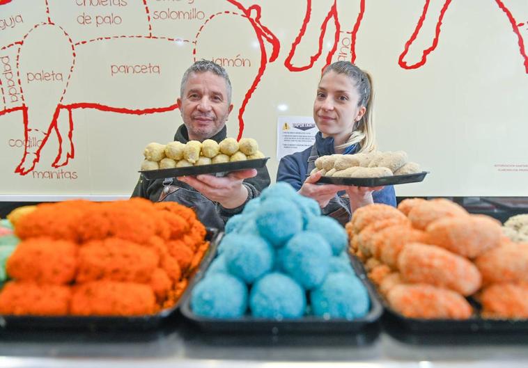 Jesús Herrero y su hija Cristina mostrando sus croquetas multicolor