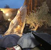 El viento y la lluvia arruinan el Jueves Santo