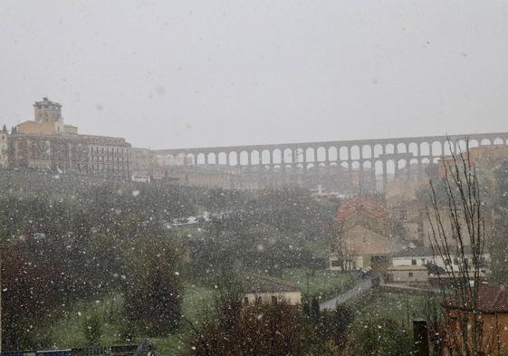 Segovia, bajo la nieve, en el comienzo del Viernes Santo.