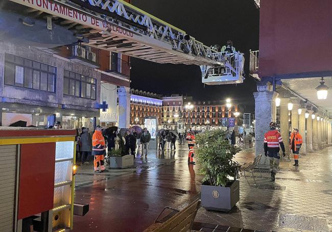 Intervención de los Bomberos en la Plaza Mayor para asegurar una fachada en la noche del jueves.