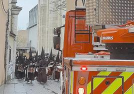 Intervención de los Bomberos junto al Archivo Municipal de San Agustín al paso de una cofradía en la tarde del Jueves Santo.