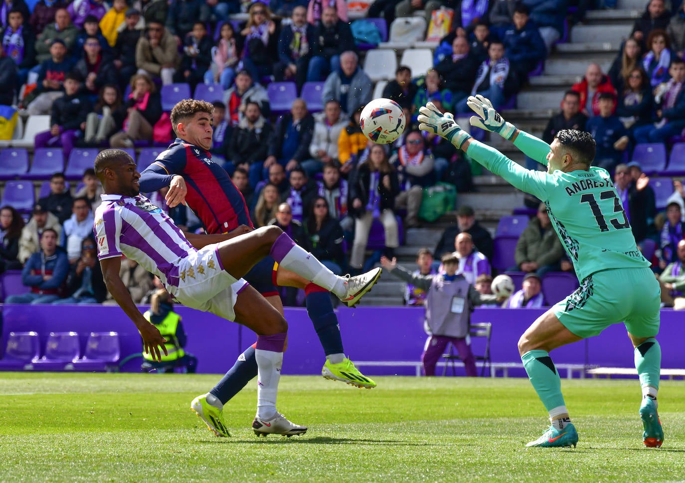 Las imágenes del partido entre el Real Valladolid y el Levante