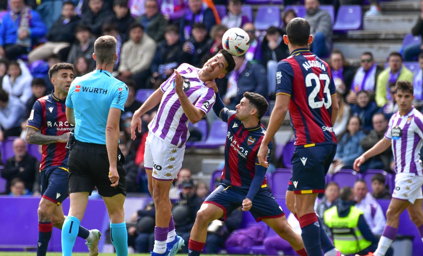 Las imágenes del partido entre el Real Valladolid y el Levante