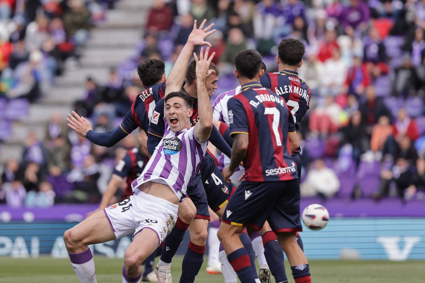 Las imágenes del partido entre el Real Valladolid y el Levante