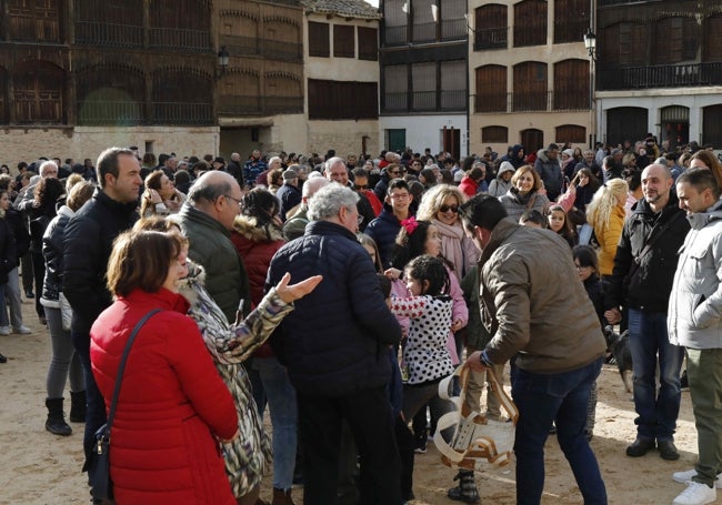 Julia es recibida y felicitada por su familia. Detrás parte del numeroso público que se ha acercado a la plaza del Coso a ver este ensayo general de la Bajada del Ángel.