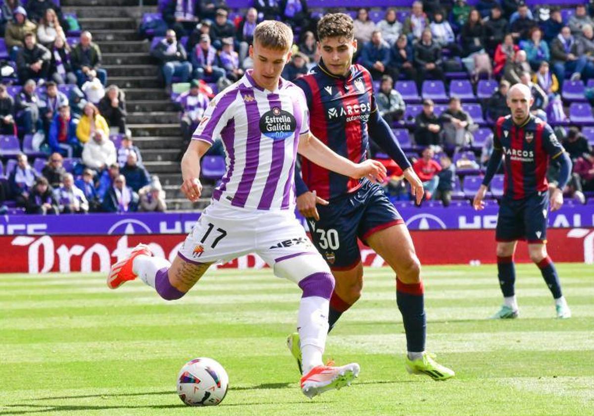 Stipe Biuk segundos antes de pasar el balón.