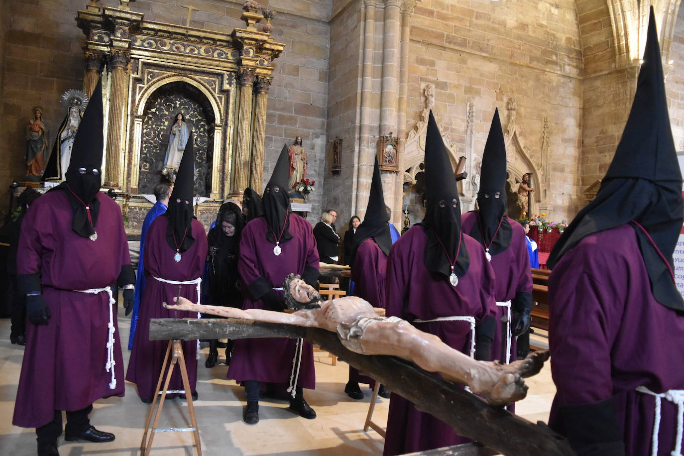 Emotivo desfile de las cinco cruces en Aguilar