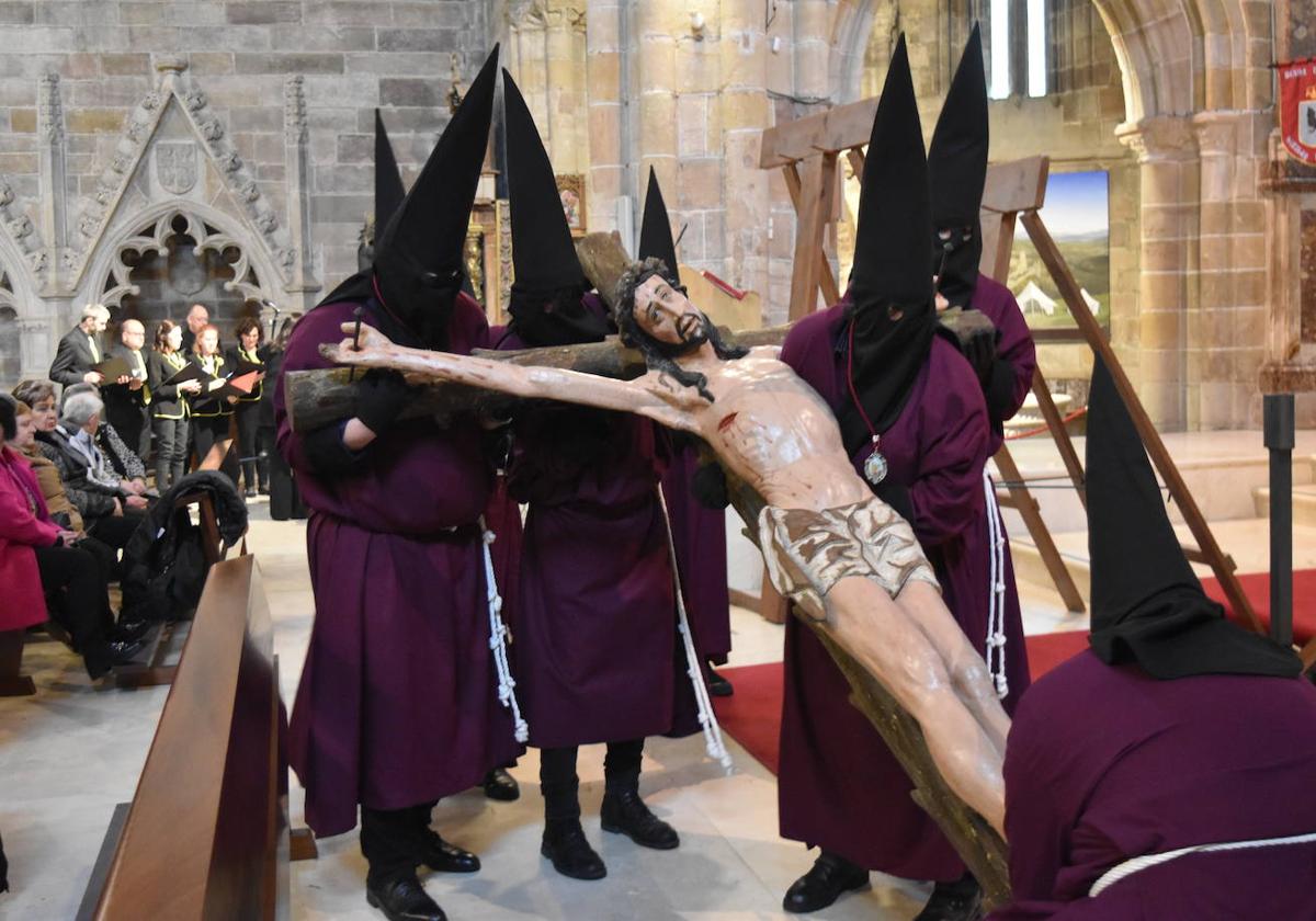 Emotivo desfile de las cinco cruces en Aguilar