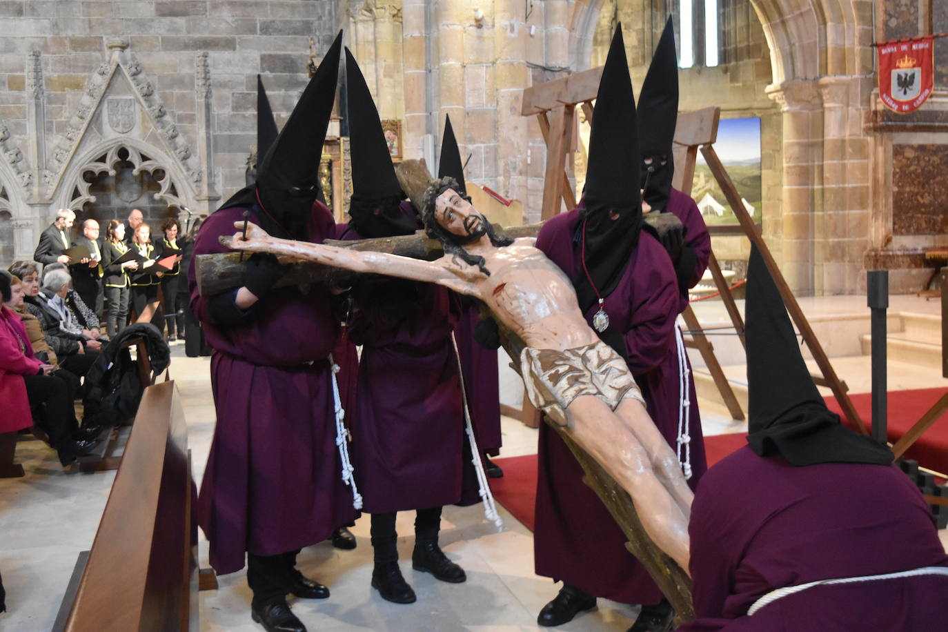 Emotivo desfile de las cinco cruces en Aguilar