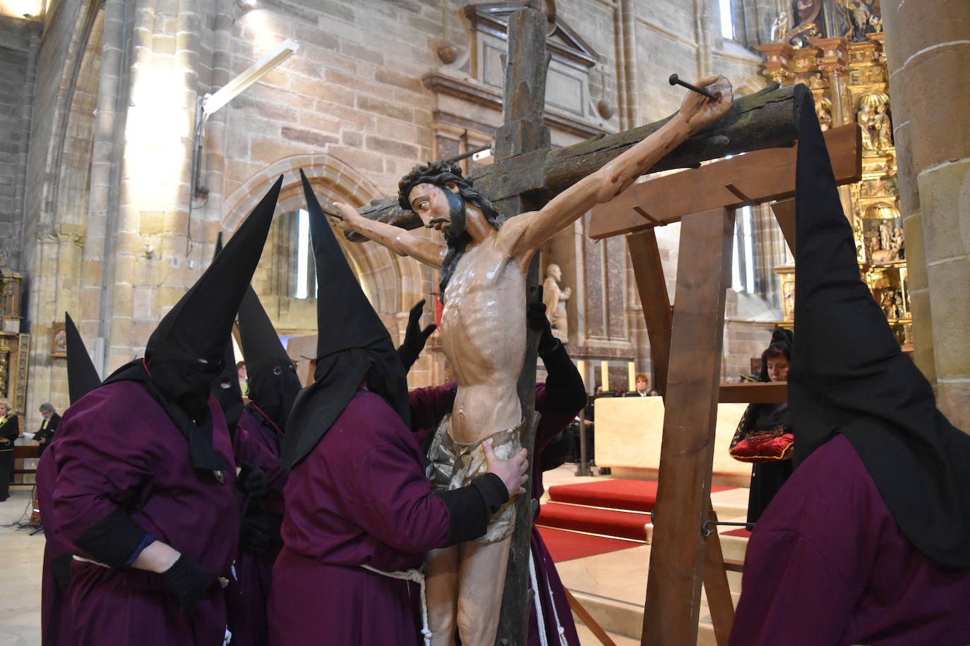 Emotivo desfile de las cinco cruces en Aguilar