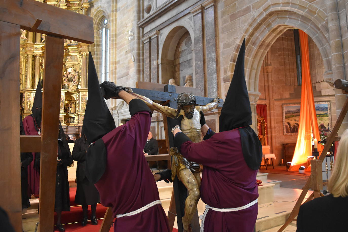 Emotivo desfile de las cinco cruces en Aguilar