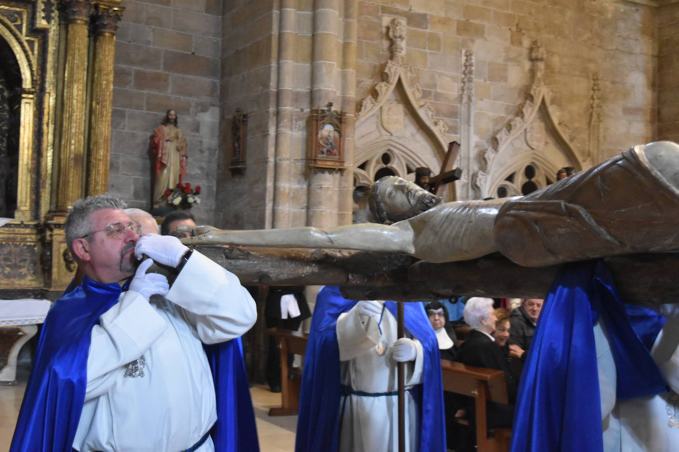 Emotivo desfile de las cinco cruces en Aguilar