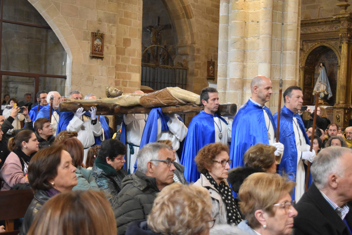 Emotivo desfile de las cinco cruces en Aguilar