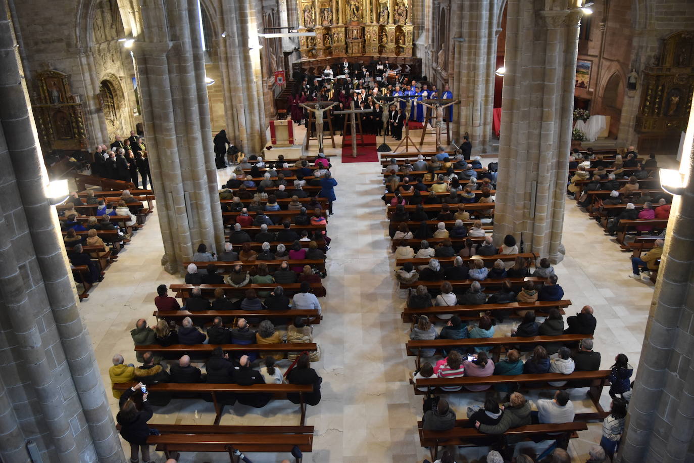 Emotivo desfile de las cinco cruces en Aguilar