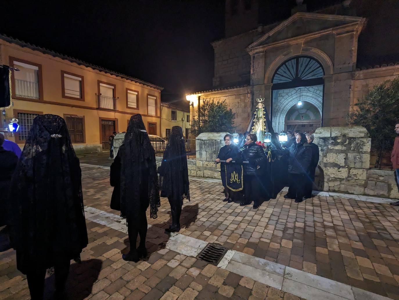 La lluvia da tregua a la procesión del Santo Entierro de Torrelobatón