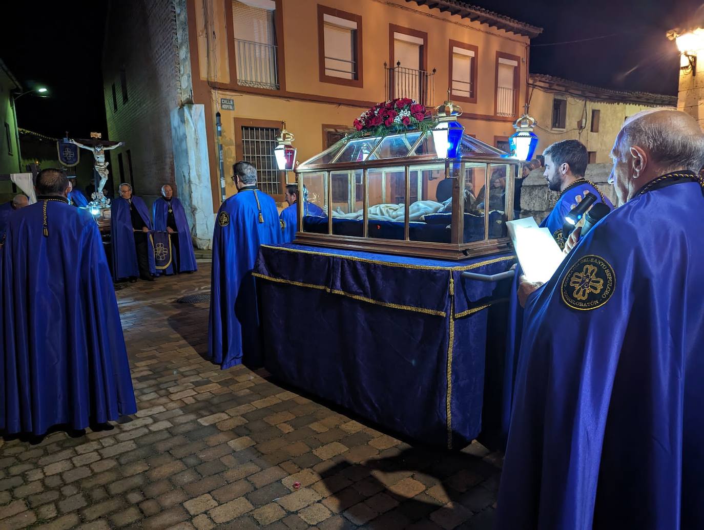 La lluvia da tregua a la procesión del Santo Entierro de Torrelobatón