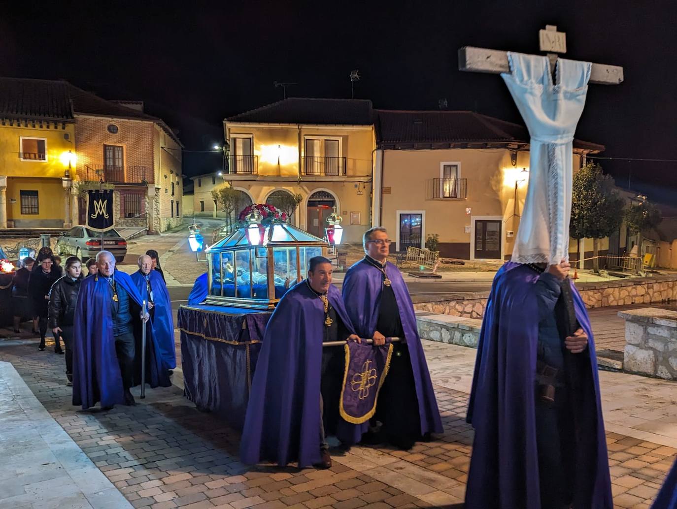 La lluvia da tregua a la procesión del Santo Entierro de Torrelobatón