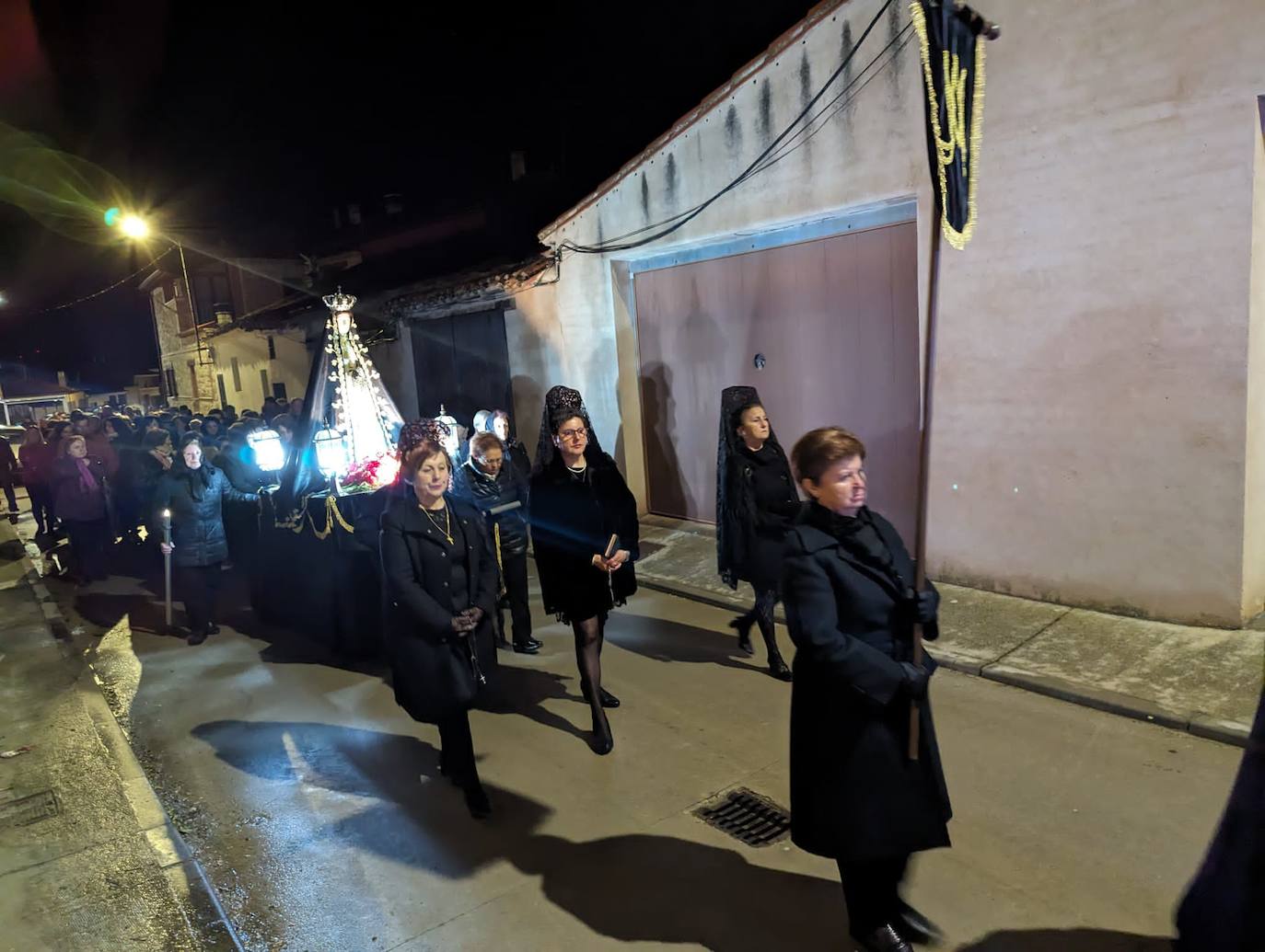 La lluvia da tregua a la procesión del Santo Entierro de Torrelobatón