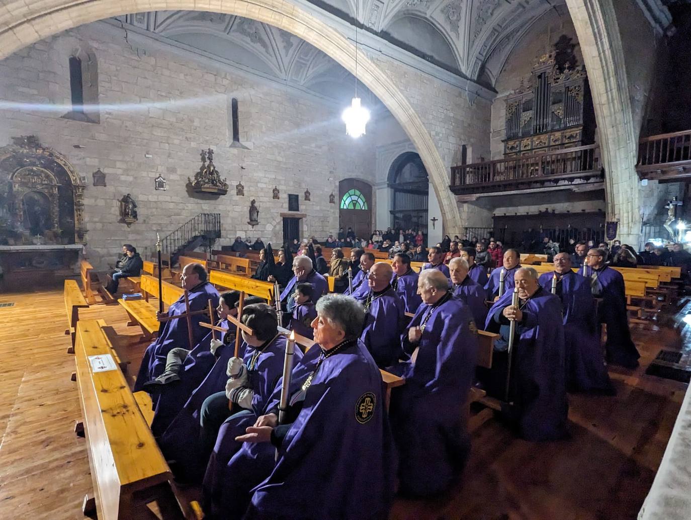 La lluvia da tregua a la procesión del Santo Entierro de Torrelobatón