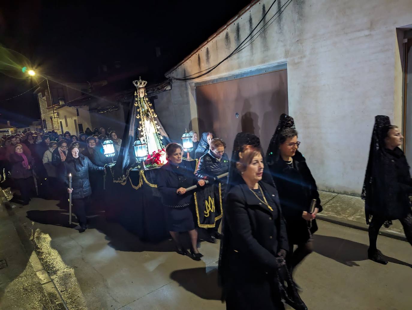 La lluvia da tregua a la procesión del Santo Entierro de Torrelobatón