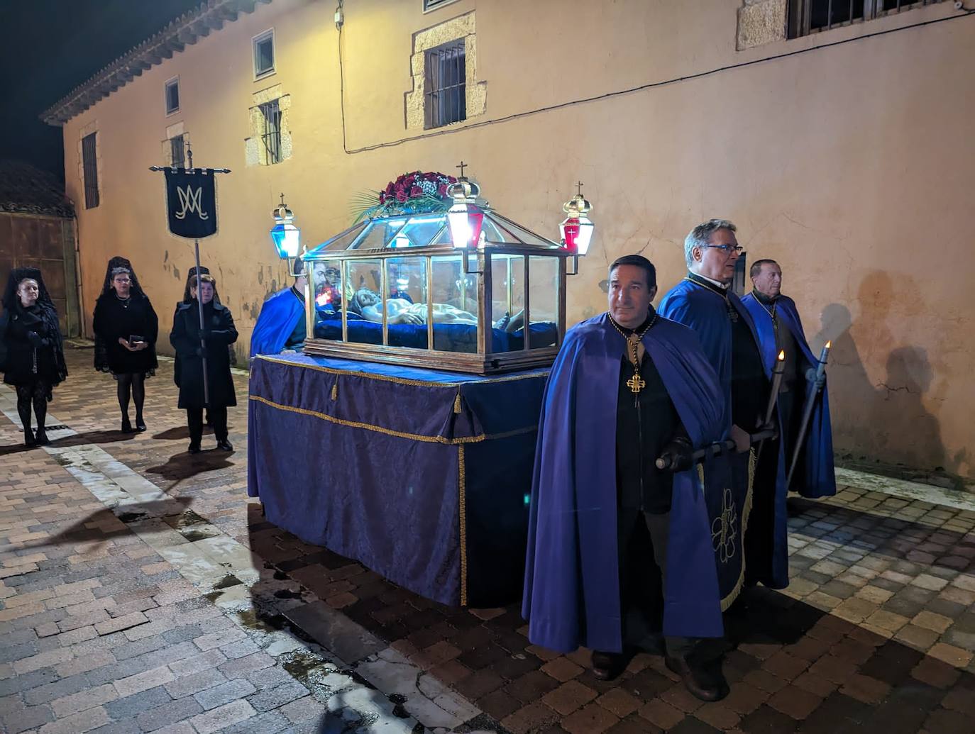 La lluvia da tregua a la procesión del Santo Entierro de Torrelobatón