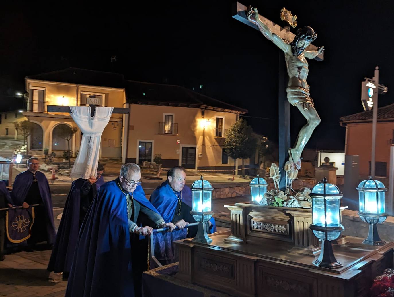 La lluvia da tregua a la procesión del Santo Entierro de Torrelobatón