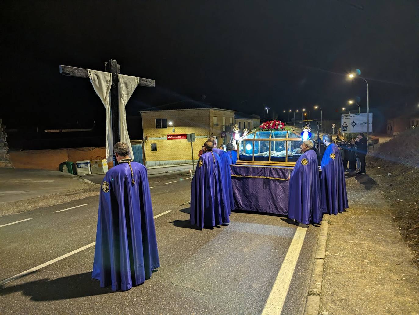 La lluvia da tregua a la procesión del Santo Entierro de Torrelobatón