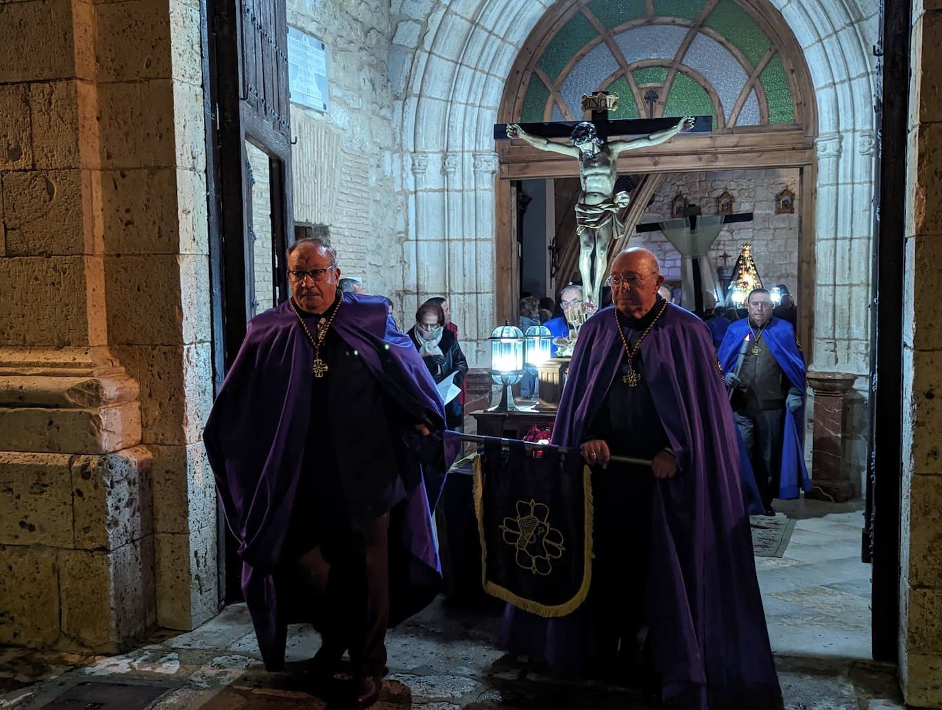 La lluvia da tregua a la procesión del Santo Entierro de Torrelobatón