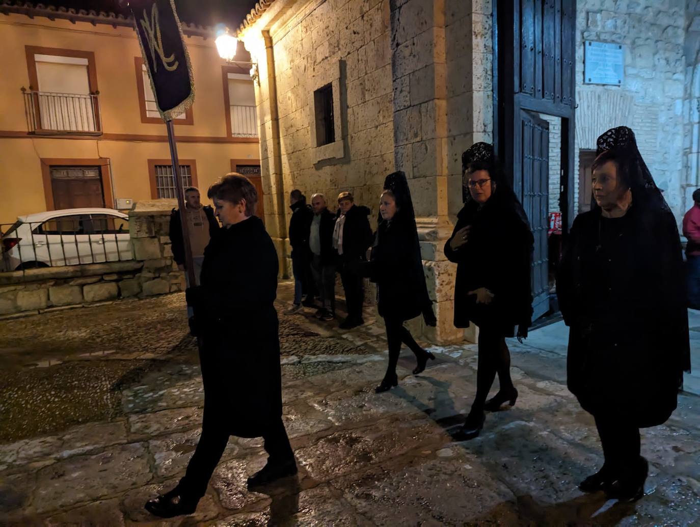 La lluvia da tregua a la procesión del Santo Entierro de Torrelobatón