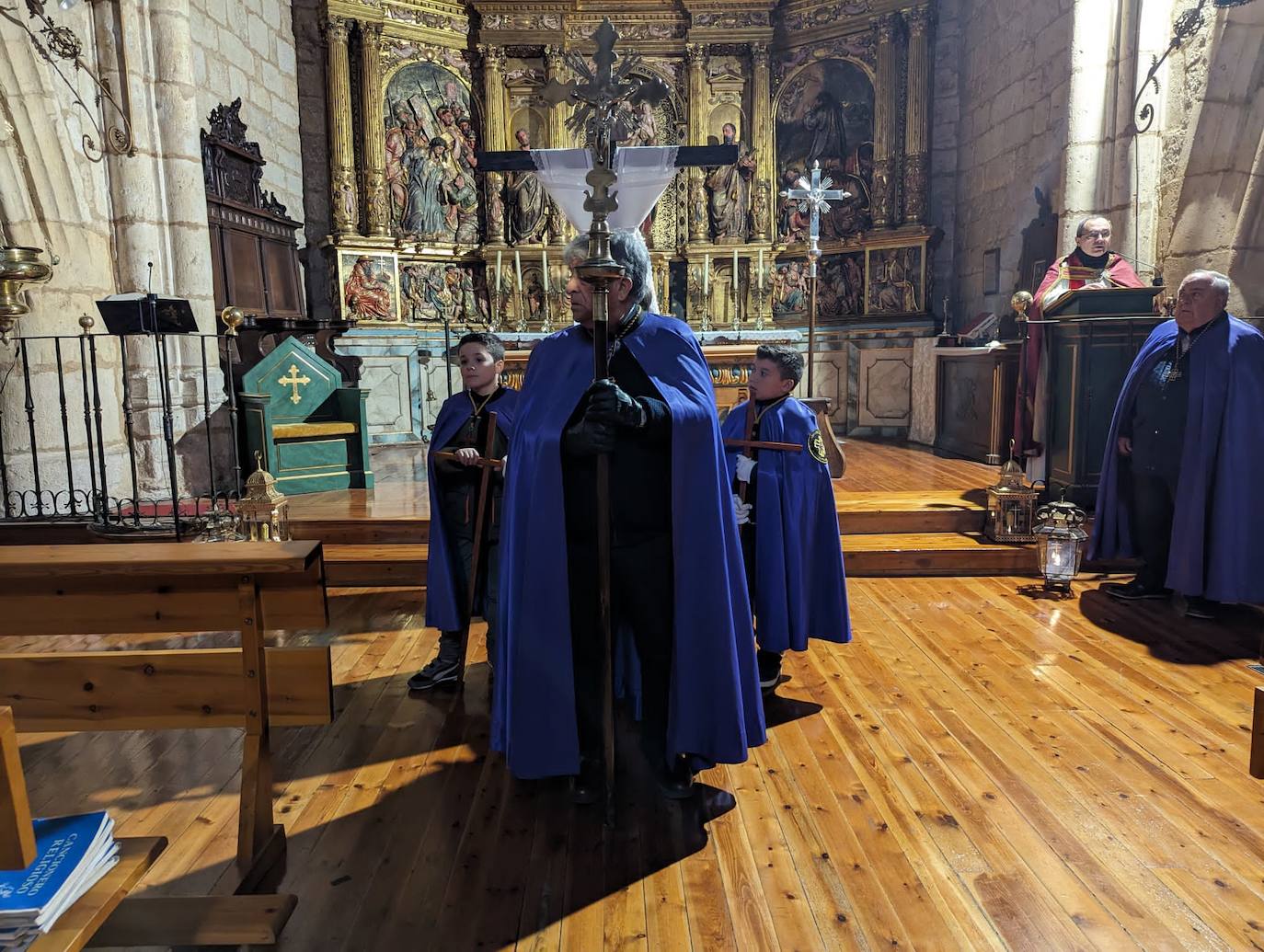 La lluvia da tregua a la procesión del Santo Entierro de Torrelobatón