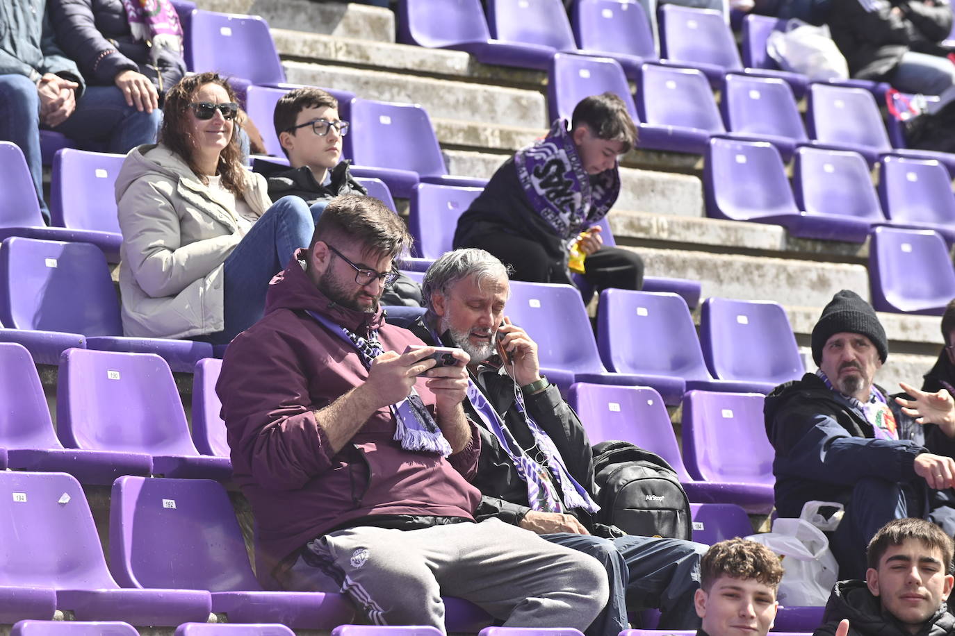 Búscate en la grada del estadio José Zorrilla (1/4)