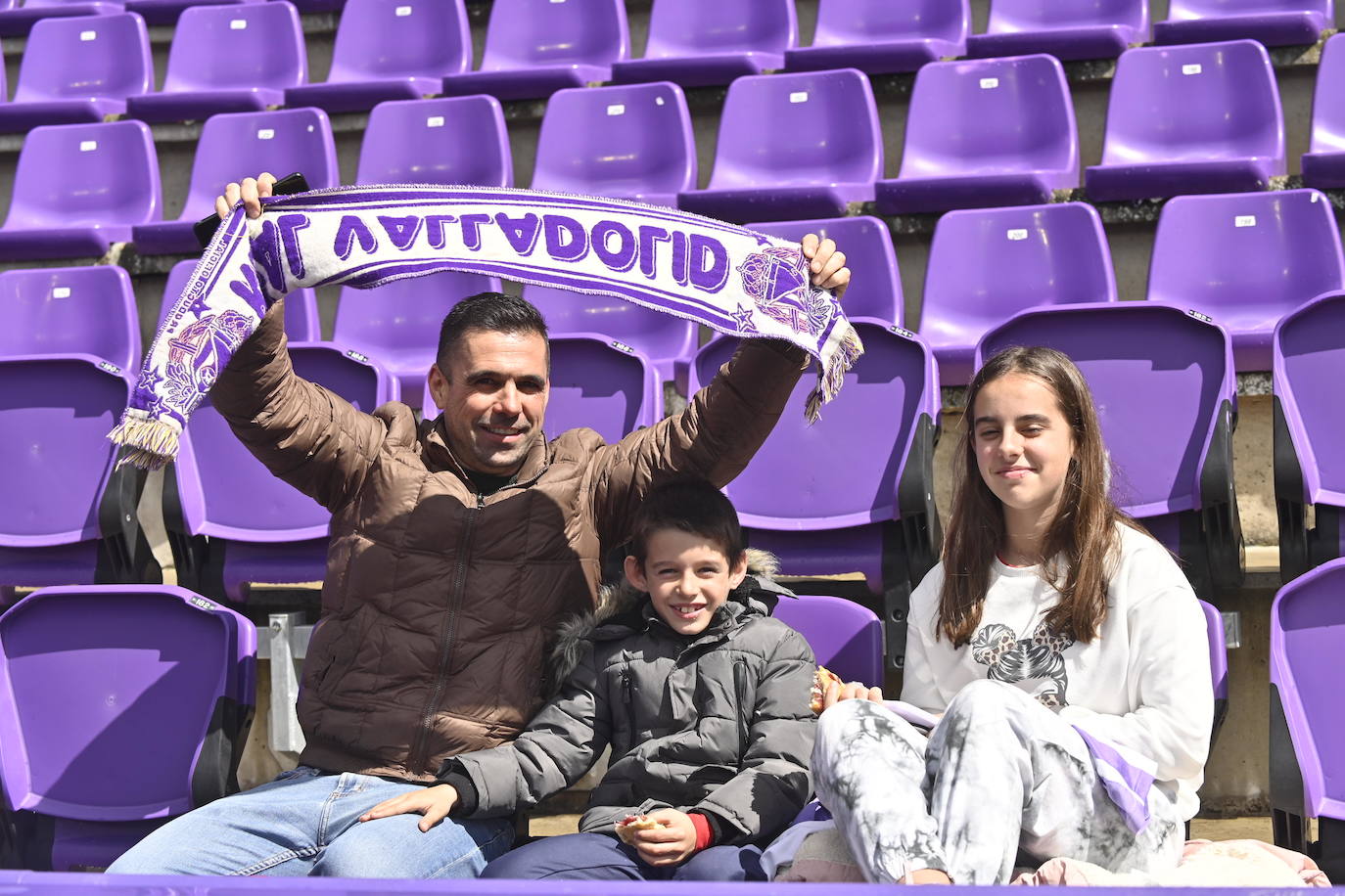 Búscate en la grada del estadio José Zorrilla (1/4)