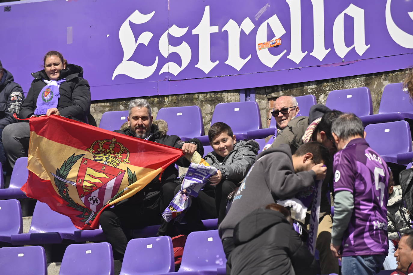 Búscate en la grada del estadio José Zorrilla (1/4)