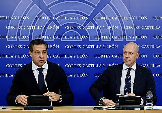 Raúl de la Hoz (PP) y Carlos Menéndez (Vox) presentan el texto de la futura ley de concordia de Castilla y León.