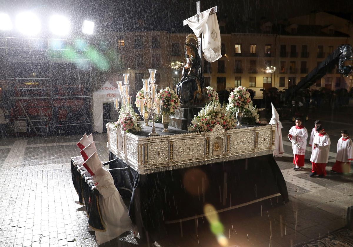 La Virgen de los Siete Dolores se retira debido al aguacero.