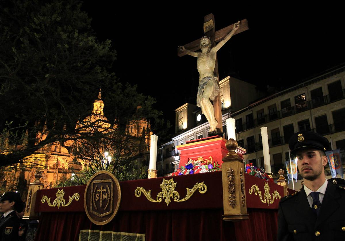 Agentes de la Policía Nacional custodian al Santo Cristo en su Última Palabra, obra de Aniceto Marinas.