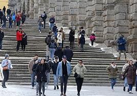 Turistas en el entorno del Acueducto, este Sábado Santo.