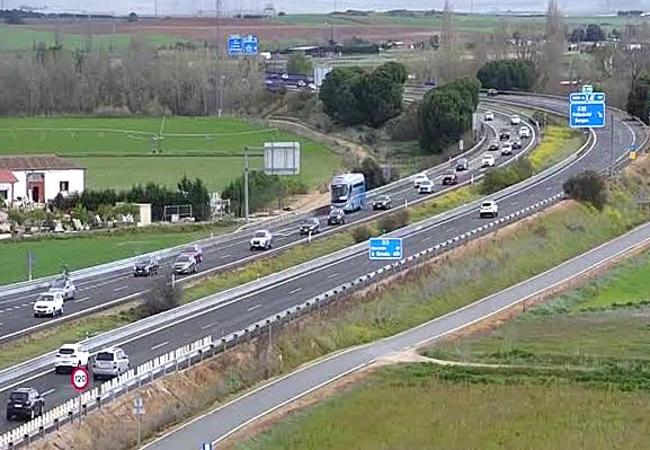 Circulación densa en Tordesillas en sentido hacia Madrid, en el kilómetro 179 de la A-6, según recogen las cámaras de la DGT.