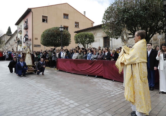 En la puerta de la iglesia de San Miguel el Santísimo sale al encuentro de la Virgen, portado por el párroco en la custodia.