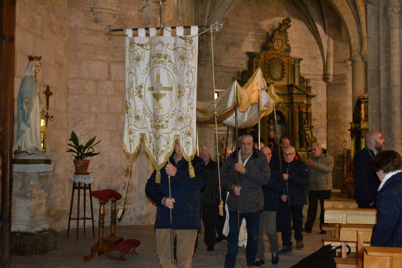 Astudillo resguarda de la lluvia el revoloteo del estandarte