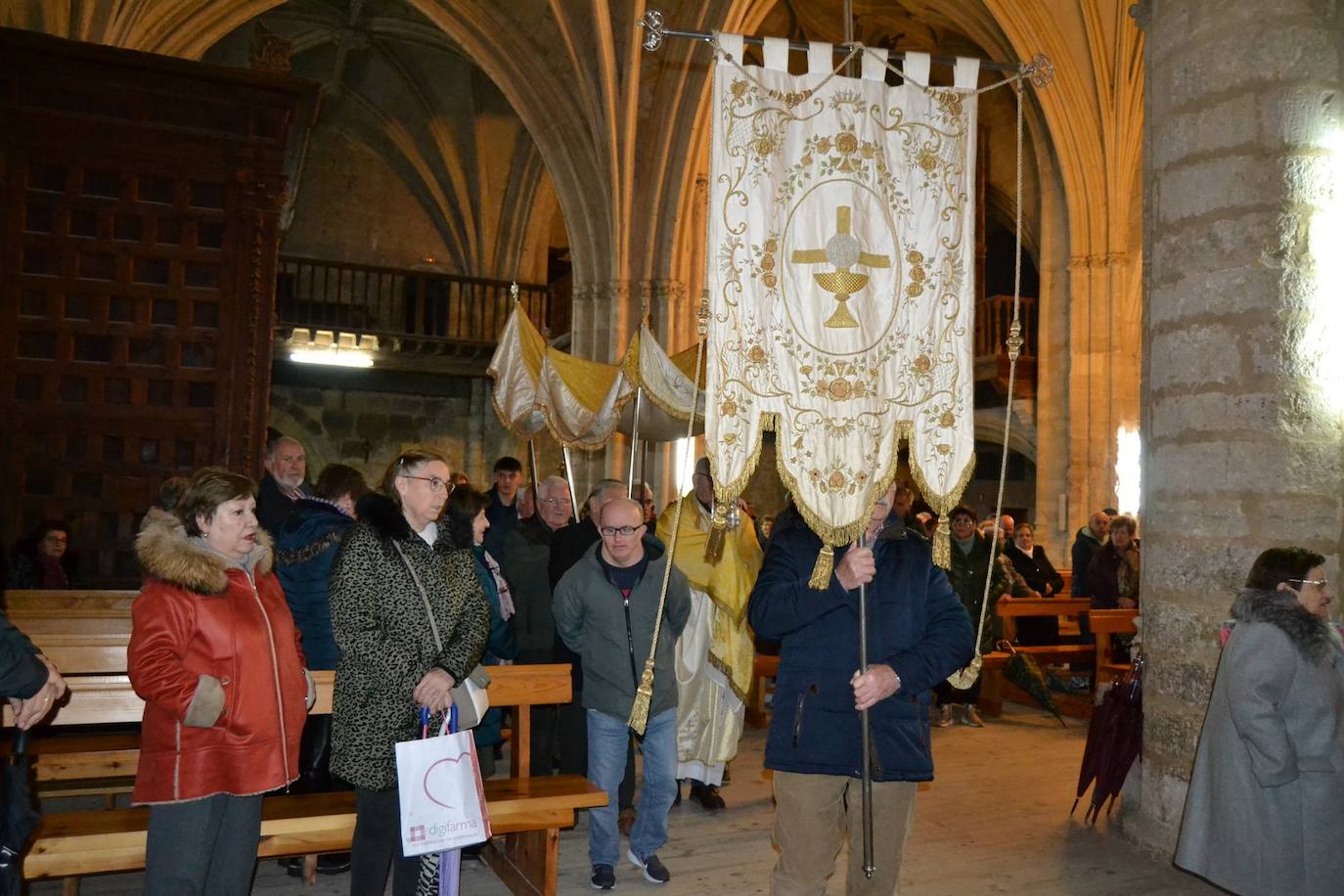 Astudillo resguarda de la lluvia el revoloteo del estandarte