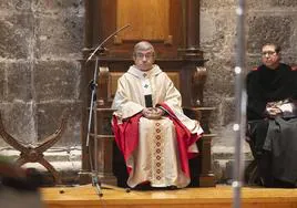 El arzobispo de Valladolid, Luis Argüello, en la catedral durante el Domingo de Resurrección.