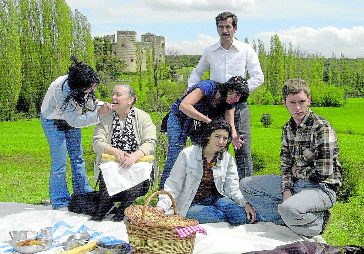 La familia Alcántara, en Condado de Castilnovo, durante el rodaje de 'Cuéntame'.