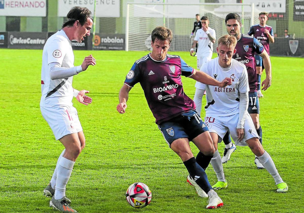 Fer Llorente sortea a dos rivales durante un partido en La Albuera.