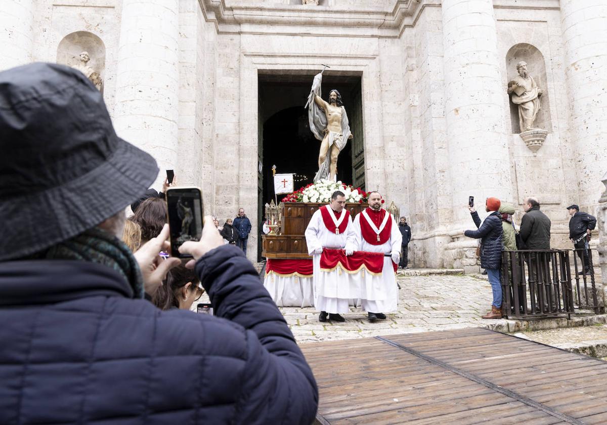 Un hombre fotografía la salida del Resucitado de la Catedral este domingo.