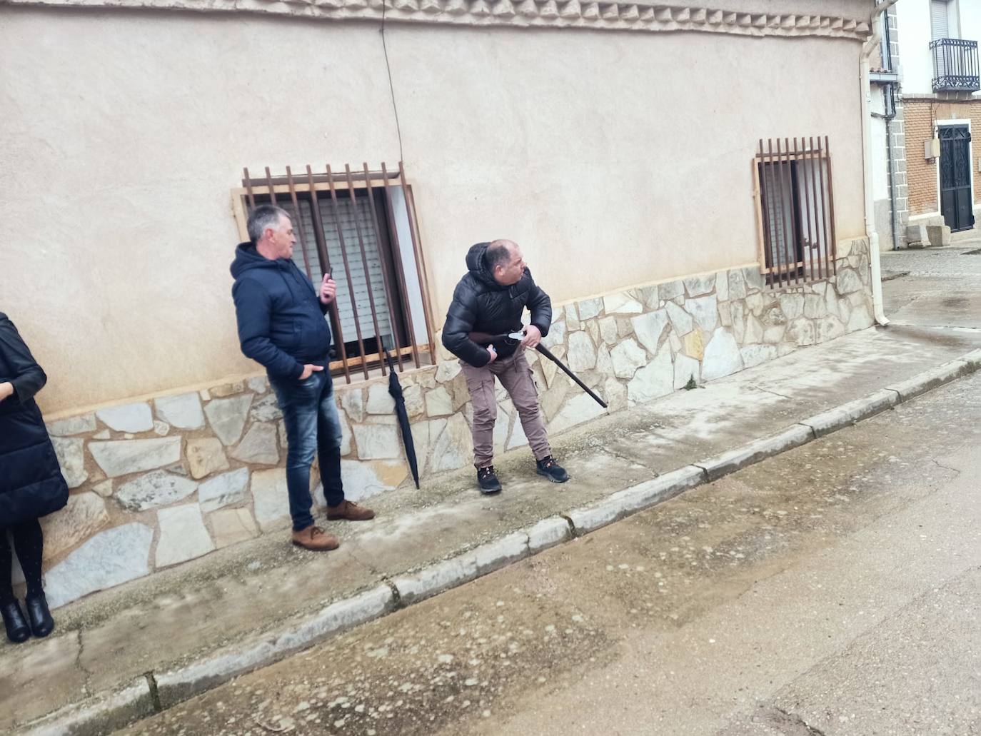 Las imágenes de los vecinos de Villardefrades abatiendo al muñeco de Judas