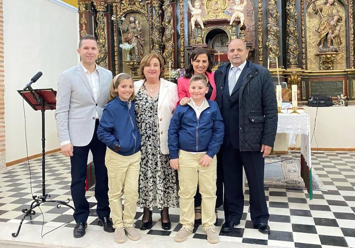 Daniel y Mateo, recién bautizados, junto a sus padrinos.